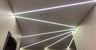 Световые линии на натяжном потолке в октябре